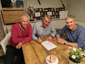 Ondertekening contract Travelberry BV