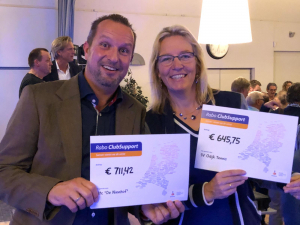 Arno Bloemkolk (BLTC De Nienhof) en Mariette Rombout (SV Odijk) met de cheques van Rabobank ClubSupport Arno Bloemkolk (BLTC De Nienhof) en Mariette Rombout (SV Odijk) met de cheques van Rabobank ClubSupport