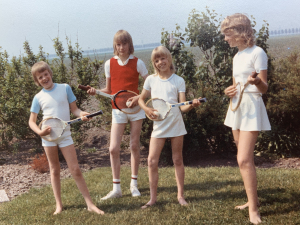 Samen met haar broer Kees en zussen Maria en Wineke, leerde Madeleine (meest links) al jong tennissen (met houten racket).