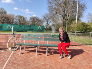 De twee tennisbankjes met het logo van Via Madeleine Uitvaartzorg